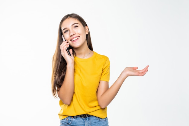 Mulher Falando No Celular Por Uma Parede Branca Foto Grátis 5686