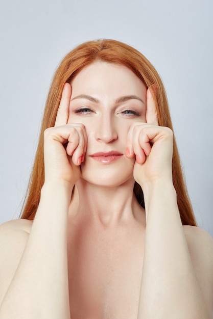 Mulher Fazendo Massagem Facial Ginástica Linhas De Massagem E Boca De Plástico Olhos E Nariz 