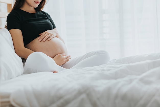 Mulher grávida, tocar, barriga, com, cuidado, em, quarto