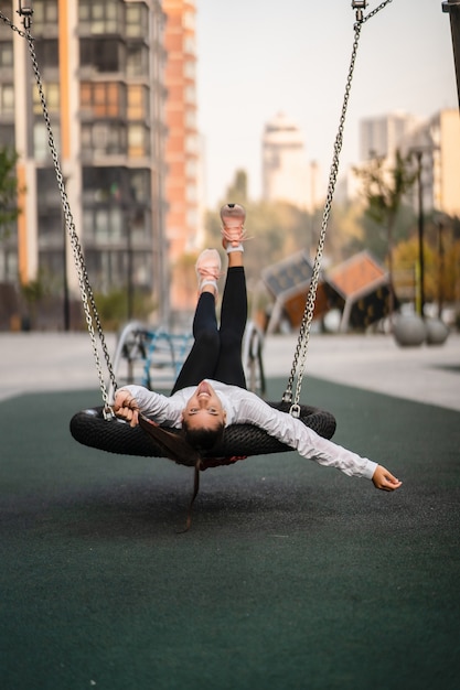 Mulher Jovem Cavalga Em Um Balanço Menina Descansando No Playground