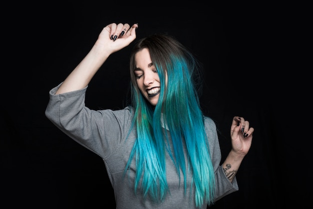 Mulher jovem, com, cabelo azul, dançar, em, estúdio Foto gratuita
