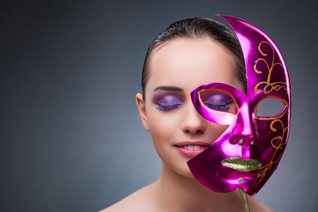 Mulher jovem, com, carnaval, máscara Foto Premium