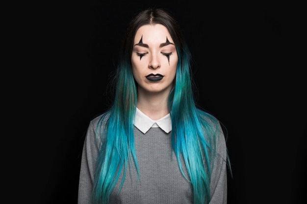 Mulher jovem, com, longo, cabelo azul, ficar, em, estúdio Foto gratuita