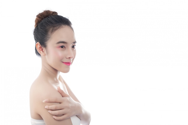 Mulher jovem e bonita com um sorriso feliz expressões faciais e gestos à mão, conceitos de beleza e spa Foto gratuita