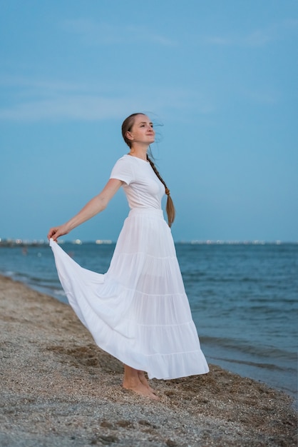vestido longo branco para fotos na praia
