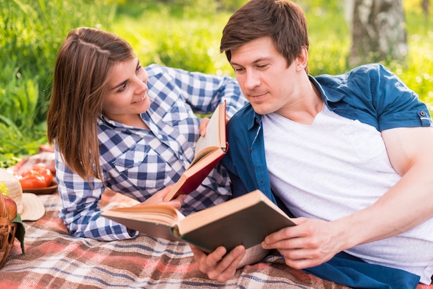 Mulher jovem, olhar, namorado, livro leitura Foto gratuita
