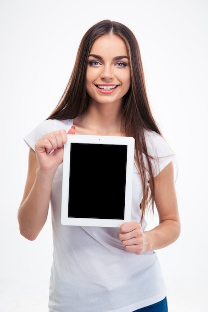 Mulher Jovem Sorridente Segurando A Tela Do Computador Tablet Isolada Em Um Fundo Branco 5872