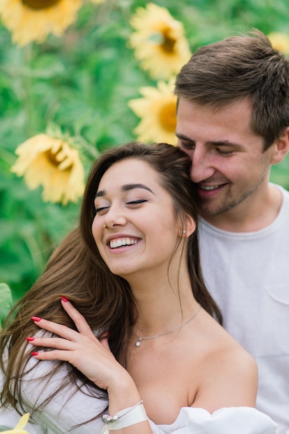 Mulher Linda E Linda E Elegante Casal Rústico Em Um Campo De Girassóis Se Beijando Terno Foto 1711