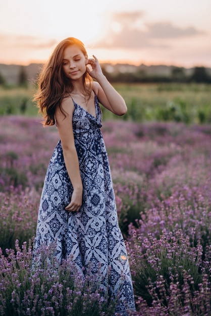 mulher com vestido longo