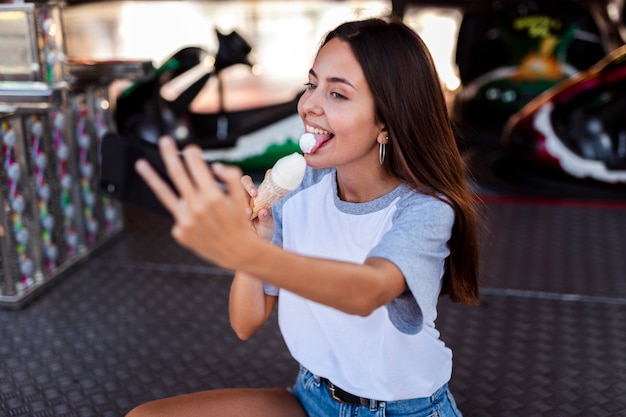 Mulher linda tomando sorvete tomando selfie | Foto Grátis
