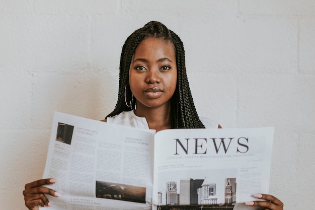 Mulher Negra Lendo Jornal Foto Premium