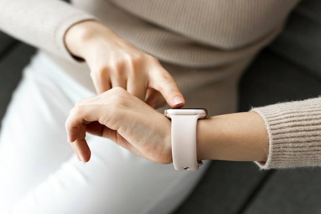 Mulher olhando para tecnologia wearable smartwatch Foto gratuita