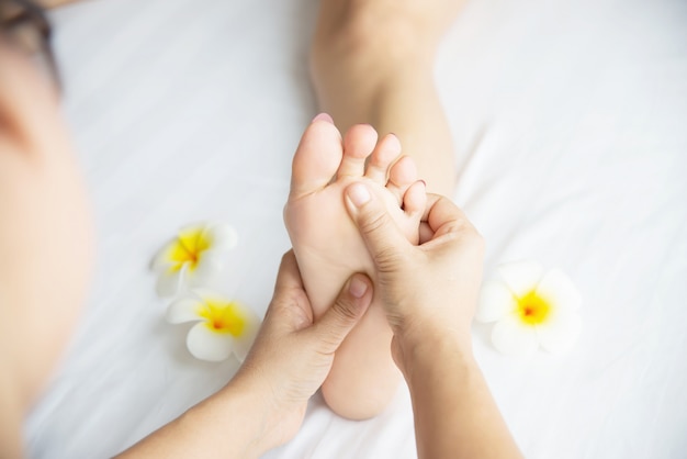 Mulher, recebendo, pé, massagem, serviço, de, masseuse, cima, em, mão, e, pé, -, relaxe, em, pé, massagem, terapia, serviço, conceito Foto gratuita