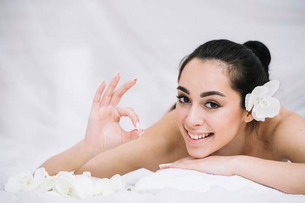 Mulher Recebendo Um Relaxante Massagem Em Um Spa Foto Grtis