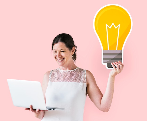 Mulher, segurando, idÃ©ia, Ã­cone, usando, laptop Foto gratuita