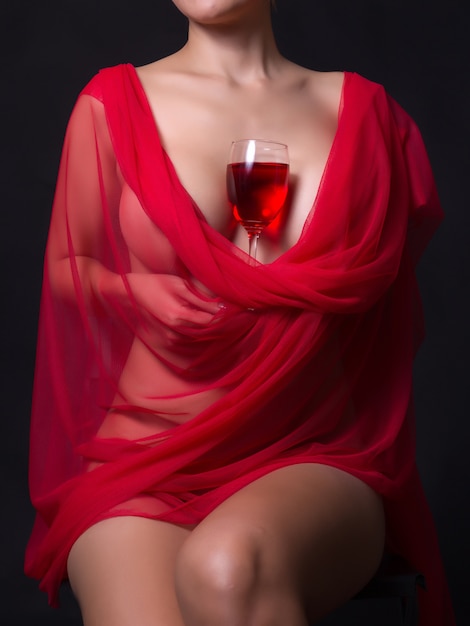 Mulher sexy em pano vermelho e os copos de videira Foto Premium