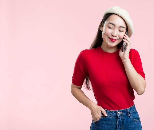 Mulher Sorridente Falando Por Telefone Foto Grátis 6547