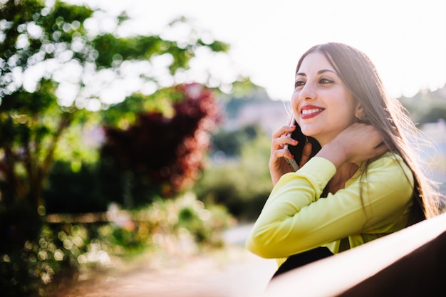 Mulher Sorridente Falando Telefone Foto Grátis 4834