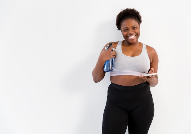 Mulher sorridente na academia com cópia-espaço Foto gratuita