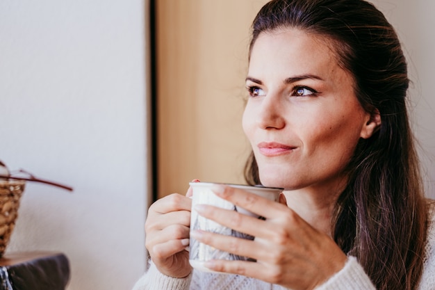 Mulher Tomando Uma Xícara De Chá Em Casa Durante O Café Da Manhã Foto Premium 6434