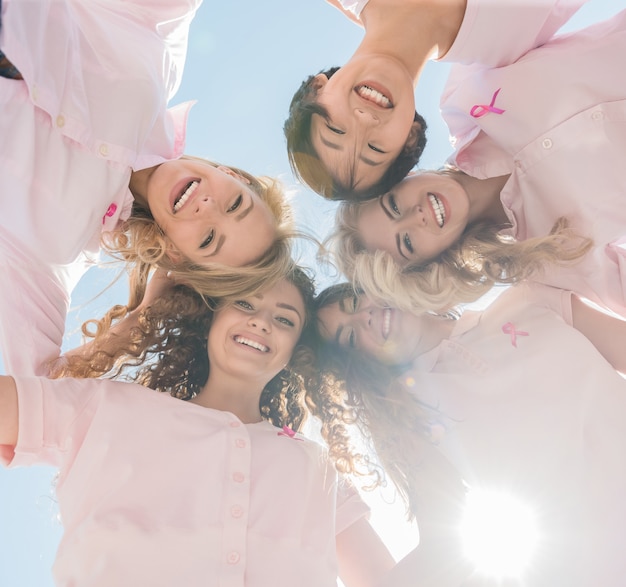 Mulheres felizes no círculo com fitas cor de rosa. Foto Premium