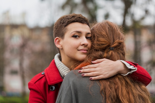 Mulheres Jovens Em Close Up Abraçando Uns Aos Outros Foto Grátis 7082