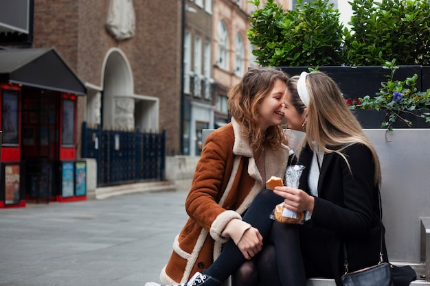Mulheres Lésbicas Adoráveis Se Beijando Ao Ar Livre Foto Premium 0537