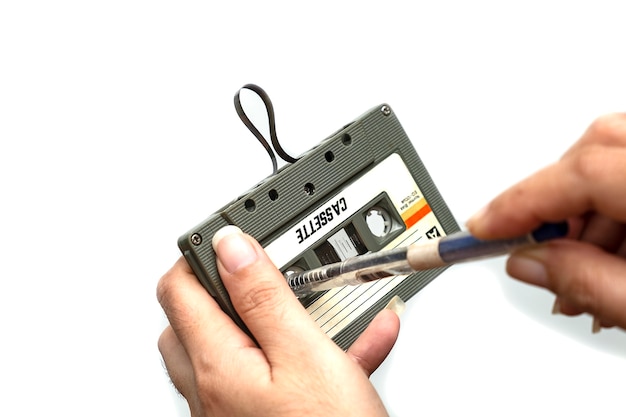 Mulheres Rebobinam Uma Fita Cassete Cassete Compacta Vintage Em Fundo Branco Foto Premium