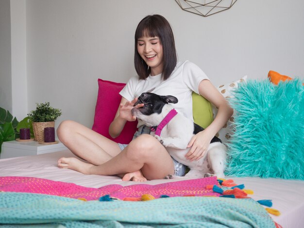 Mulheres, tocando, com, cachorros, cama Foto Premium