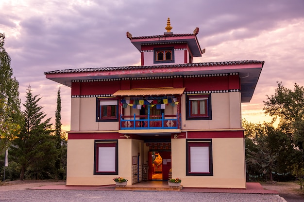 Nascer do sol no templo budista dag shang kagyu em panillo ...