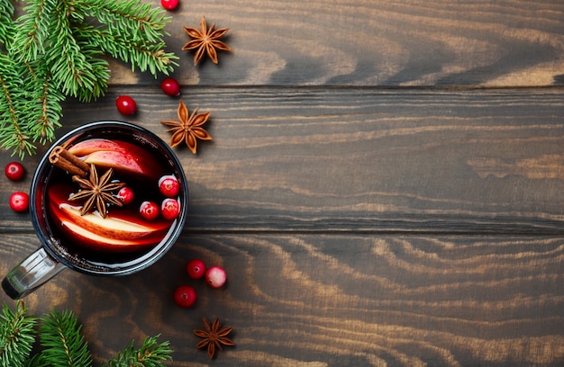Natal mulled vinho com maçã e cranberries. conceito de férias decorado com ramos de abeto, cranberries e especiarias. Foto Premium