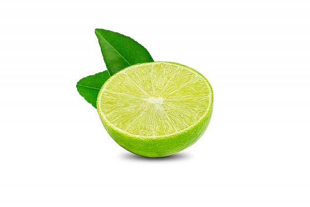 Natural limão fresco com gotas de água e fatia de limão verde citrinos ficar isolado no branco Foto Premium