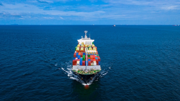 Navio de carga porta-contêineres para importação e exportação de carga comercial. Foto Premium