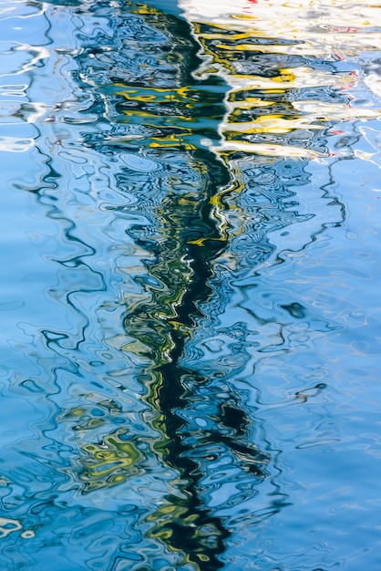 Navio de navigação do vintage que reflete no mar azul. fundo abstrato com navio de navigação. Foto Premium
