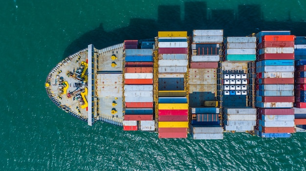 Navio de recipiente que chega no porto, navio de recipiente que vai ao porto de mar profundo, transporte logístico da exportação da importação do negócio e transporte, vista aérea. Foto Premium