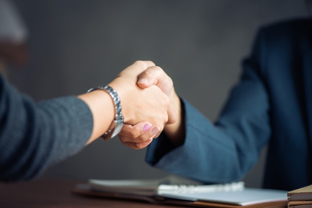 Negociação de negócios, empresários de imagem, aperto de mão, feliz com o trabalho, mulher de negócios que ela está curtindo com seu colega de trabalho, handshake gesturing people connection deal concept. imagens estilo estilo efeito vintage. Foto gratuita