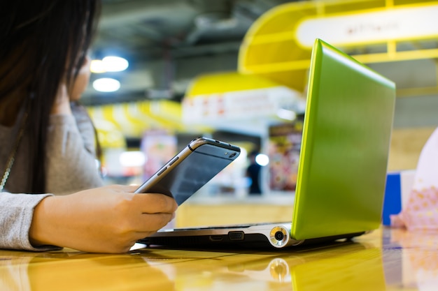 Negócios trabalhando com dispositivos modernos, computador digital e telefone celular Foto Premium