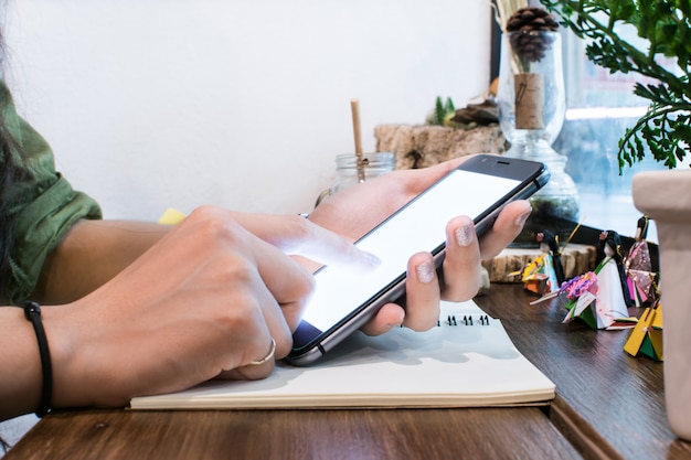 Negócios trabalhando com dispositivos modernos, computador digital e telefone celular Foto Premium