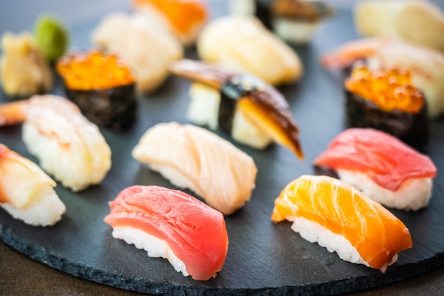 Nigiri sushi conjunto com camarão atum salmão camarão enguia shell Foto gratuita