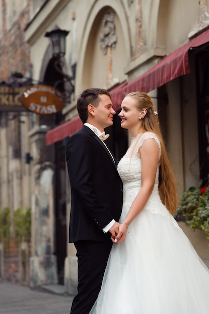 Noiva e noivo antes do casamento | Foto Grátis