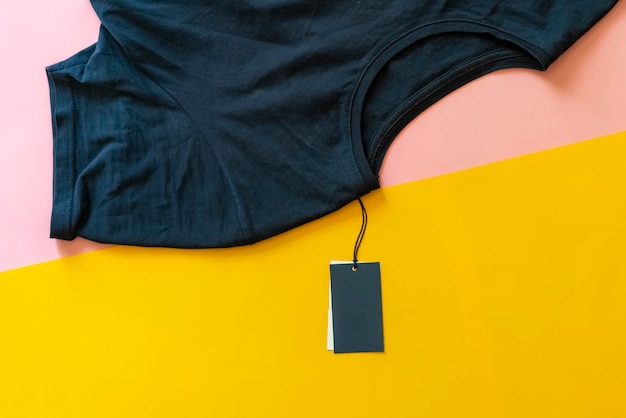 Nova camiseta casual com preço de venda com espaço de cópia isolado no fundo rosa e amarelo. Foto Premium