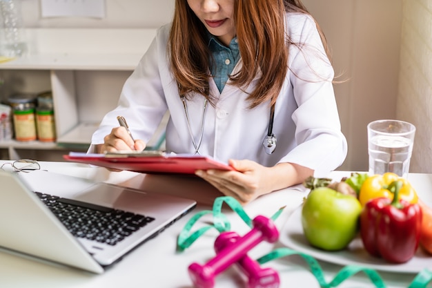 Nutricionista Dando Consulta Ao Paciente Com Frutas E Legumes Saudáveis Foto Premium