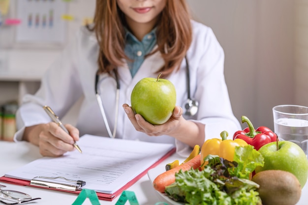 Nutricionista Dando Consulta Ao Paciente Com Frutas E Vegetais Saudáveis Nutrição Certa E 2493