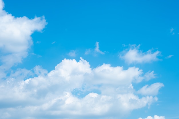 Nuvens bonitas do céu azul para o fundo Foto Premium