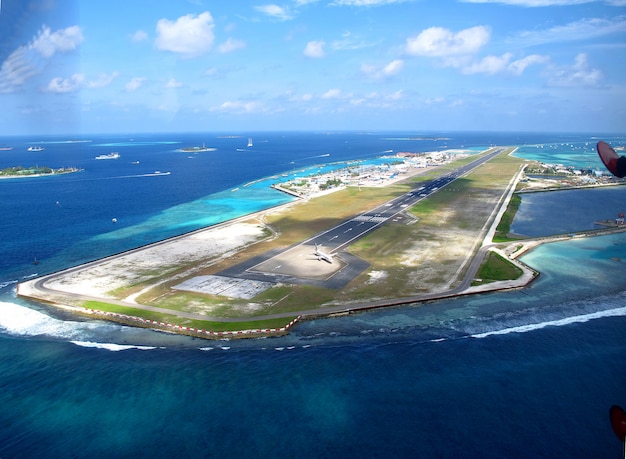 O aeroporto em male, maldivas, oceano índico | Foto Premium