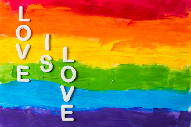O amor é palavras de amor e cores lgbt Foto gratuita