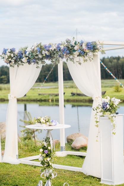 o-arco-de-casamento-e-decorado-com-flore