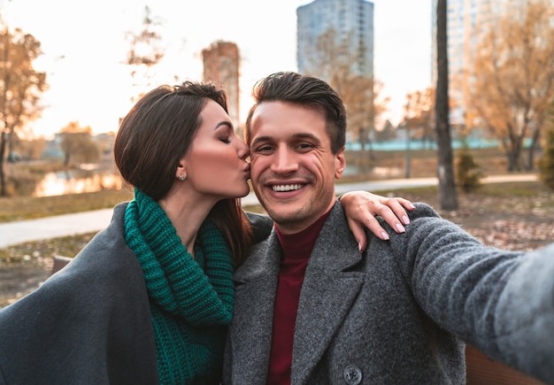 O Casal Se Beijando Fazendo Selfie Ao Ar Livre Foto Premium 2980