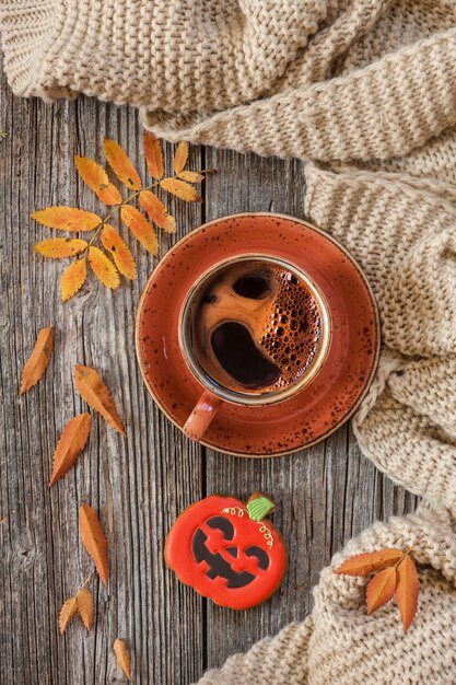 O copo do café preto e da abóbora quentes deu forma ao pão-de-espécie com folhas outonais e o lenço morno. Foto Premium
