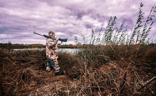 O Homem Est Na Ca A Ca A Ca A Rifle Ca Ador Homem Ca A Per Odo Macho Com Uma Arma